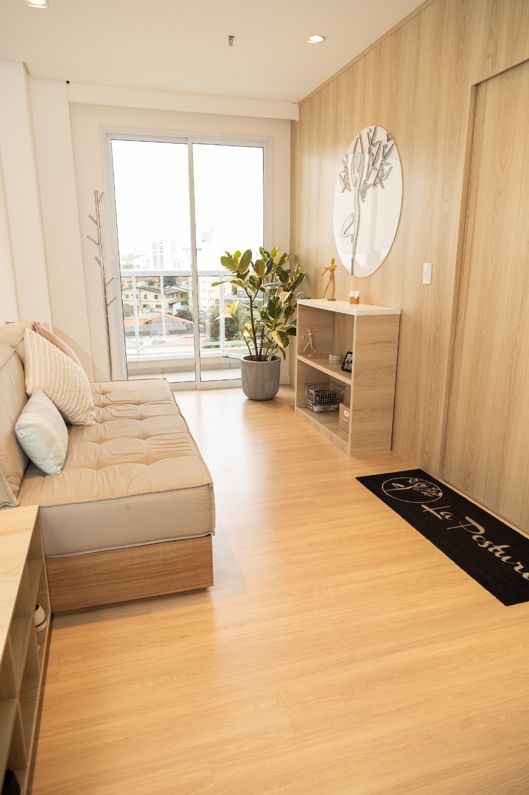 Recepção da Clínica La Posture com sofá e luz natural
